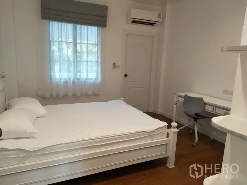 联排别墅 出租在Mueang Samut Prakan, Samut Prakan - 明亮卧室，白色床、书桌与空调。