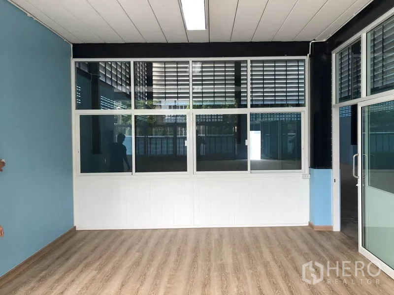工厂 出租或出售在Bang Bua Thong, Nonthaburi - 明亮一层办公室，推拉窗与复合木地板。