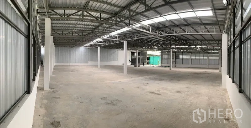 คลังสินค้า ให้เช่าในMueang Pathum Thani, Pathum Thani - มุมมองพาโนรามาโกดัง 1,000 ตร.ม. มีสกายไลท์ ช่องระบายอากาศ และเสากลาง