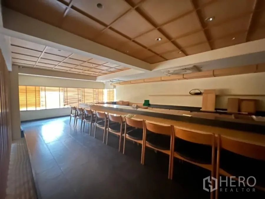 พื้นที่ขายปลีก ให้เช่า - ห้องรับประทานอาหารสไตล์ญี่ปุ่น บาร์ซูชิไม้ยาว ฝ้าหลุม และม่านบังตา ในพื้นที่ค้าปลีกย่านทองหล่อ