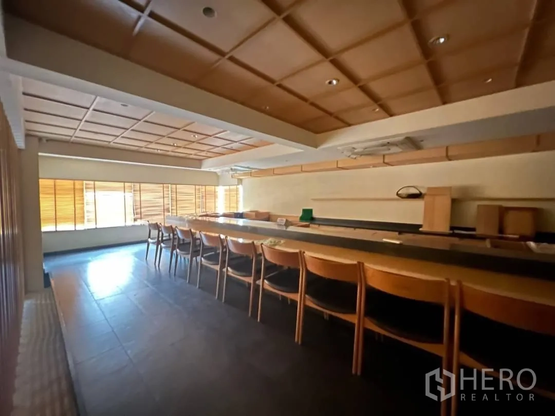 พื้นที่ขายปลีก ให้เช่า - ห้องรับประทานอาหารสไตล์ญี่ปุ่น บาร์ซูชิไม้ยาว ฝ้าหลุม และม่านบังตา ในพื้นที่ค้าปลีกย่านทองหล่อ