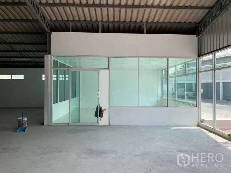 货栈 出租在Mueang Pathum Thani, Pathum Thani - 仓库内带推拉门的玻璃办公室，面向装卸区。