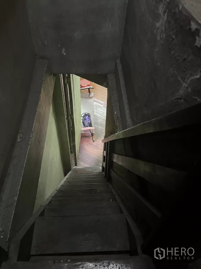 店屋 出租在Watthana, Bangkok - 俯视陡峭木楼梯，通向一层店面