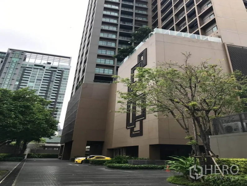 คอนโด ให้เช่าในBangkok - อาคารคอนโดไฮไรส์พร้อมทางเข้าและภูมิทัศน์สีเขียว รายล้อมด้วยตึกสูง