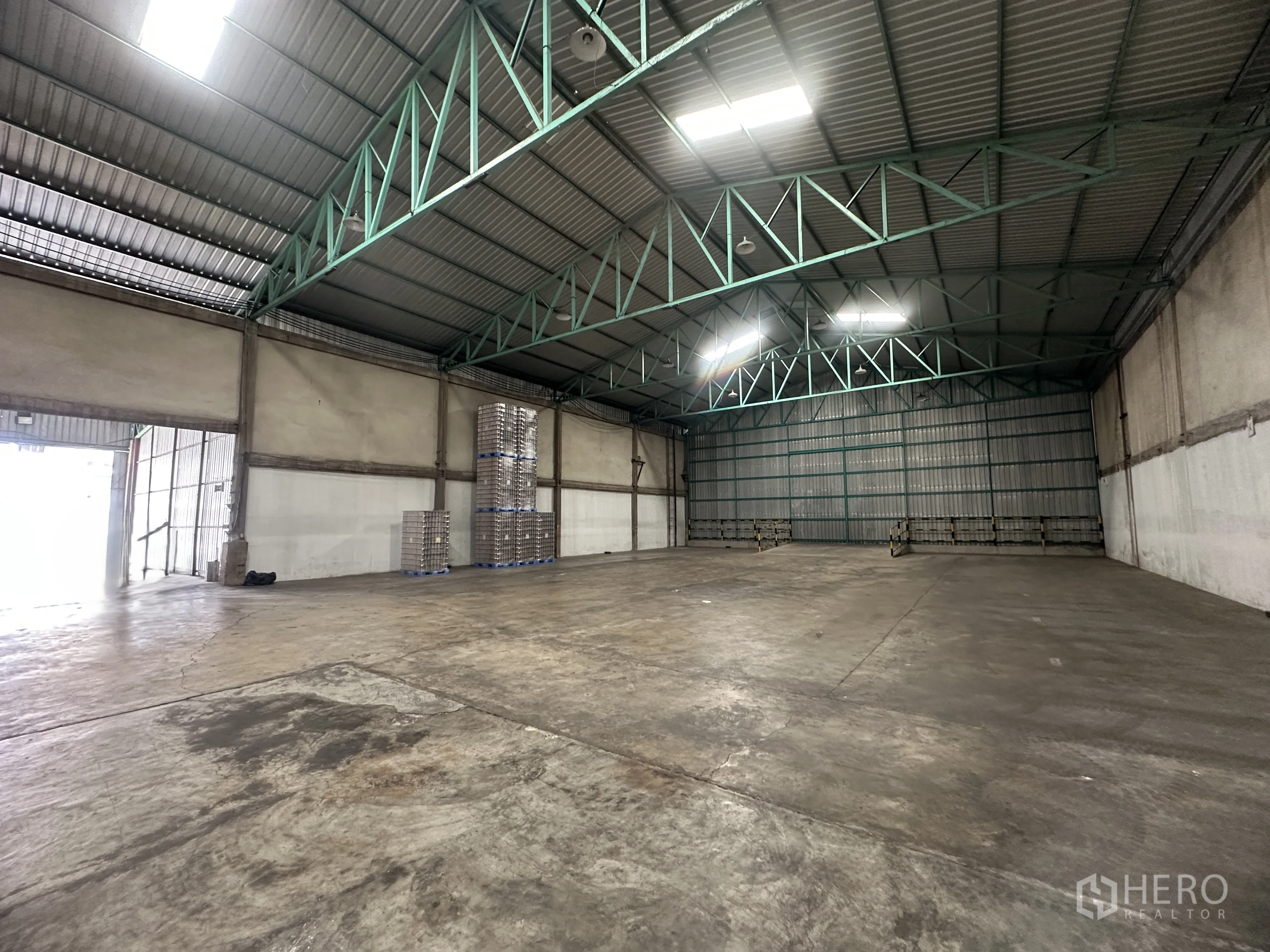 货栈 for rent in Mueang Pathum Thani, Pathum Thani - 仓库内部高挑钢桁架屋顶，天窗采光，平整的混凝土地面。