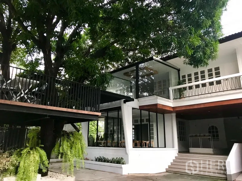 พื้นที่ขายปลีก ให้เช่าในBang Rak, Bangkok - พื้นที่ค้าปลีกหน้าสวน มีห้องกระจก ระเบียงดาดไม้ และบันไดทางเข้ากว้างใต้ร่มเงาต้นไม้ใหญ่