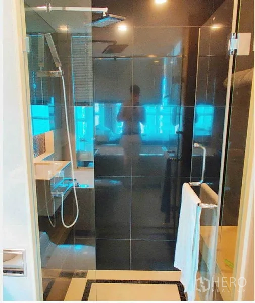 คอนโด ให้เช่าในRatchathewi, Bangkok - ห้องน้ำสไตล์โมเดิร์น ฉากกั้นอาบน้ำกระจกแบบไร้กรอบ พร้อมเรนชาวเวอร์