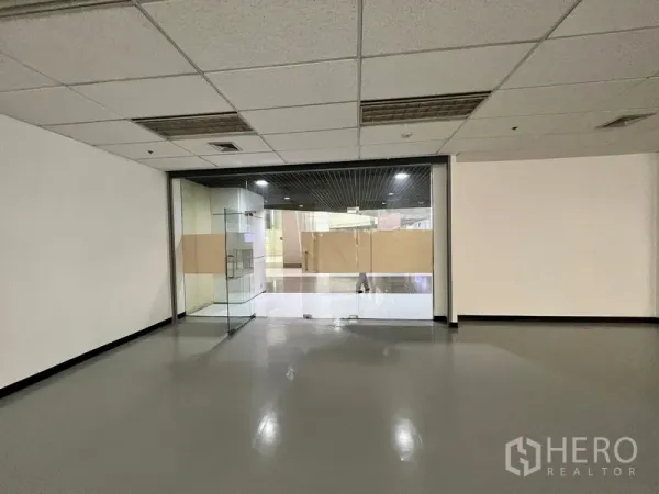 พื้นที่ขายปลีก ให้เช่า - ด้านหน้าร้านประตูกระจกบานคู่ เปิดสู่โถงภายในอาคาร เหมาะสำหรับการโชว์สินค้าและการเข้าออกสะดวก