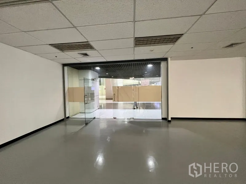 พื้นที่ขายปลีก ให้เช่า - ด้านหน้าร้านประตูกระจกบานคู่ เปิดสู่โถงภายในอาคาร เหมาะสำหรับการโชว์สินค้าและการเข้าออกสะดวก