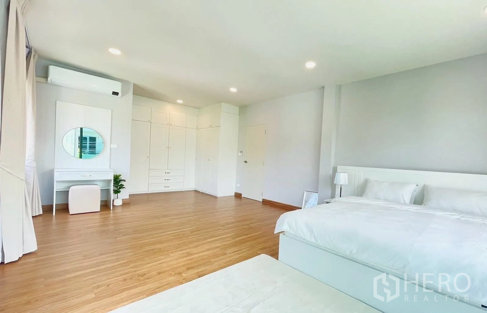 Detached House for rent in Bang Phli, Samut Prakan - Spacious master bedroom with built-in wardrobes and a dressing table.