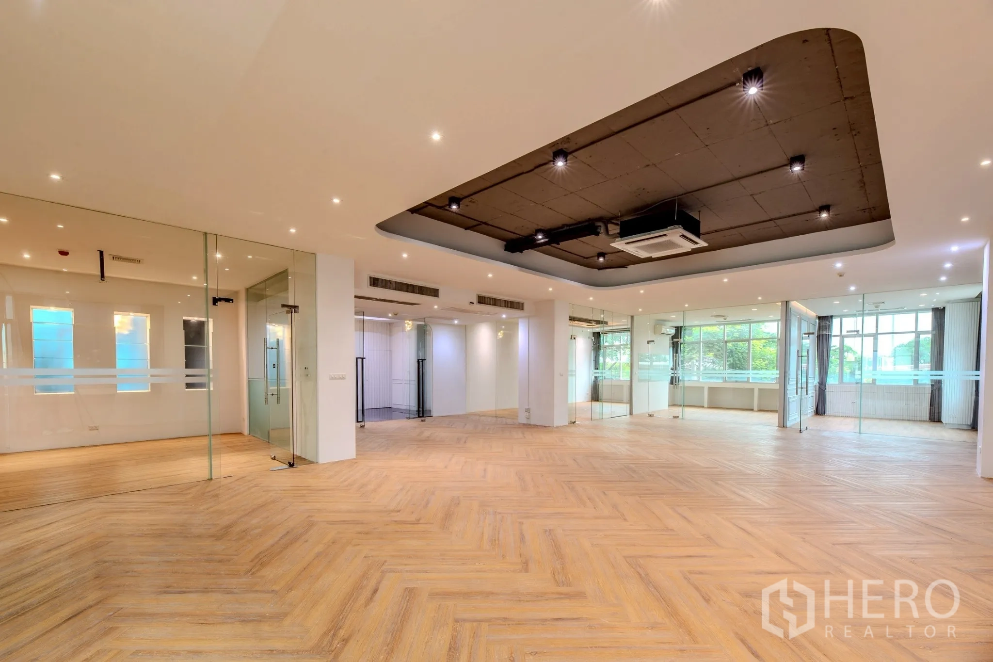 สำนักงาน ให้เช่าในWang Thonglang, Bangkok - พื้นที่ทำงานกว้าง มีไฟดาวน์ไลท์และหน้าต่างรับวิว