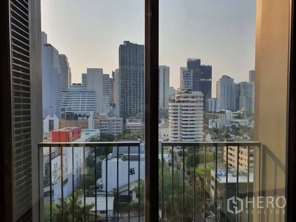 คอนโด ให้เช่าในWatthana, Bangkok - วิวจากระเบียงส่วนตัว เห็นตึกสูงย่านพร้อมพงษ์