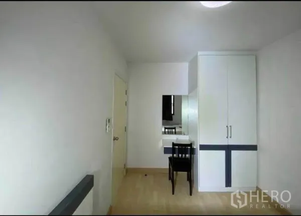 Townhouse for rent in Suan Luang, Bangkok - Compact bedroom with built-in wardrobe, dressing table and chair.