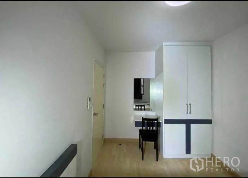 Townhouse for rent in Suan Luang, Bangkok - Compact bedroom with built-in wardrobe, dressing table and chair.