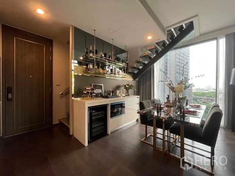 公寓 出租或出售 - 餐区与备餐吧，镜面吧台、酒柜与悬浮楼梯。
