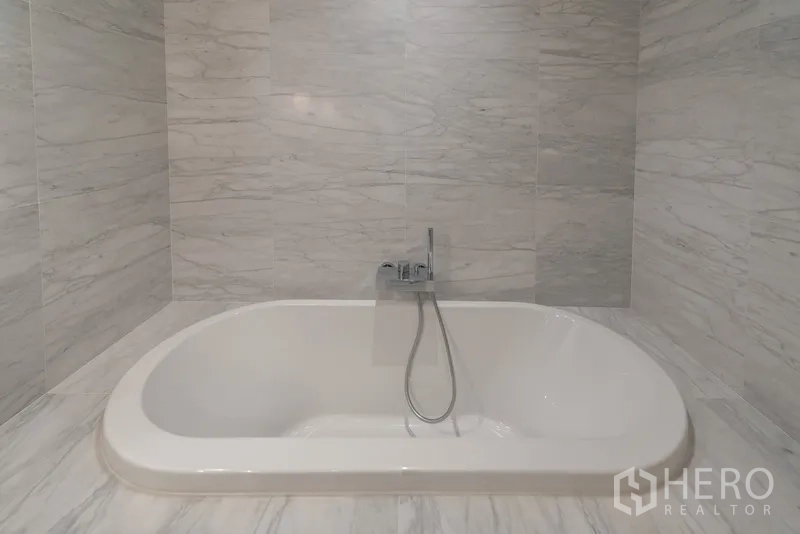 คอนโด ขายในWatthana, Bangkok - อ่างอาบน้ำแบบฝังแยกส่วน ล้อมด้วยผนังหินอ่อนให้ความรู้สึกสปา