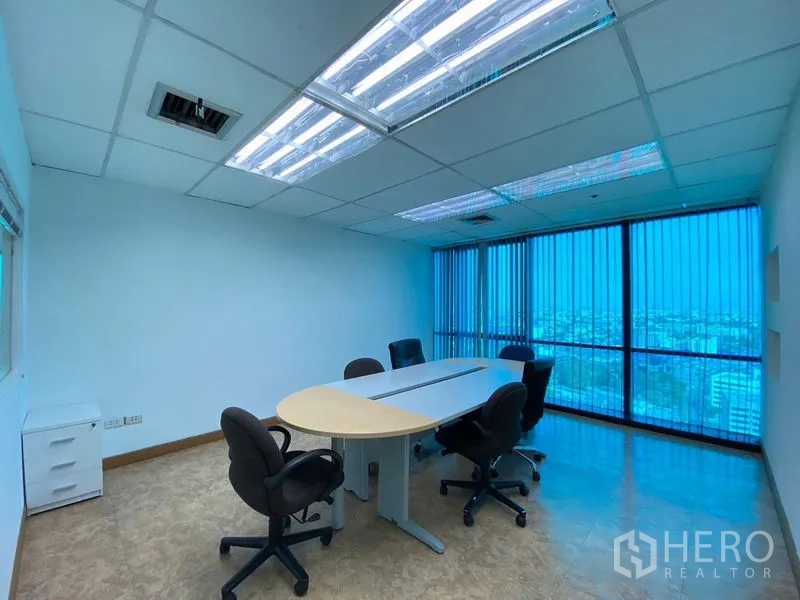 办公空间 出租 - 玻璃会议室，椭圆会议桌，纵向百叶窗外是城市景观。