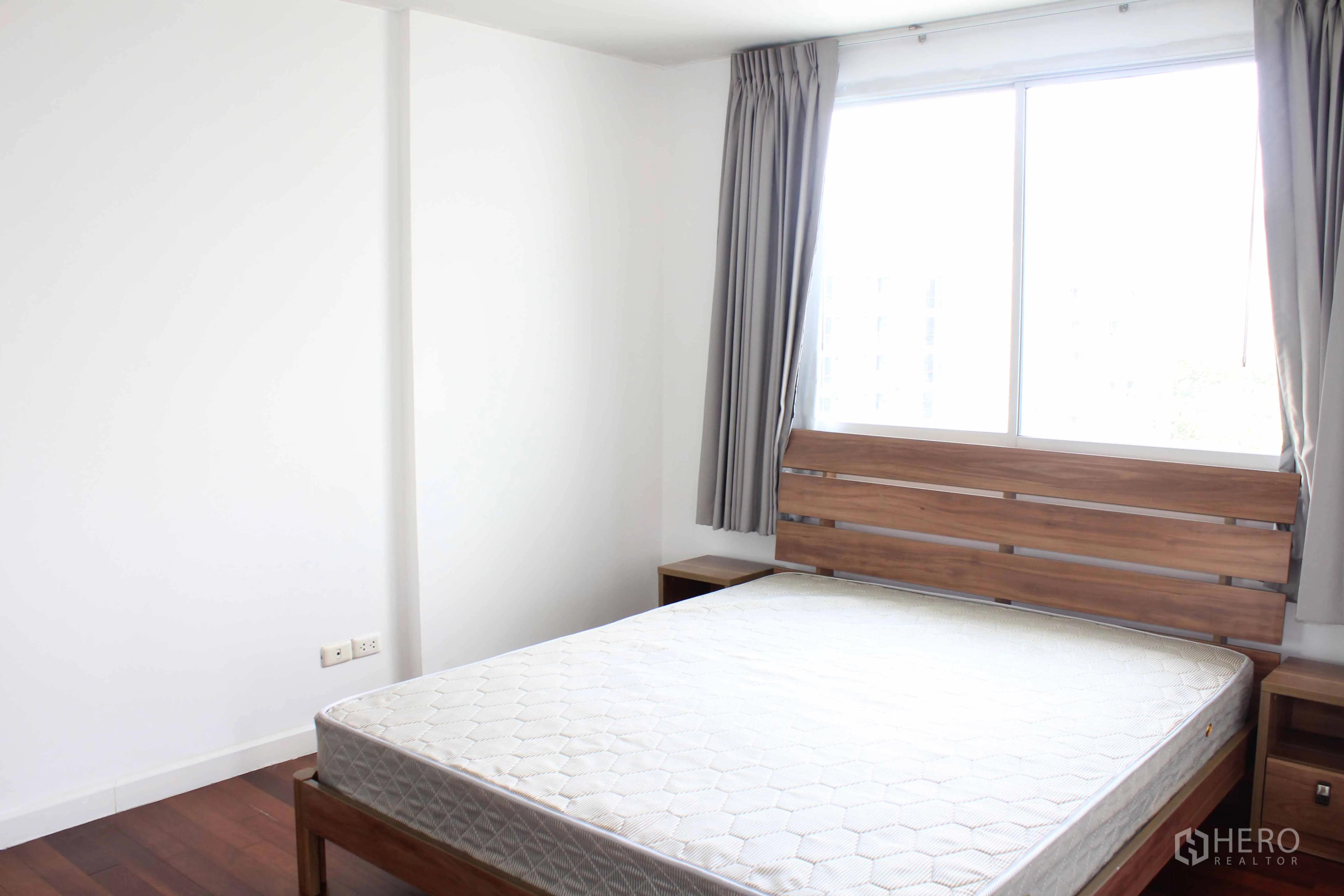 คอนโด ให้เช่าในWatthana, Bangkok - ห้องนอนที่สอง เตียงไม้ หน้าต่างบานใหญ่ และผ้าม่านสีเทา