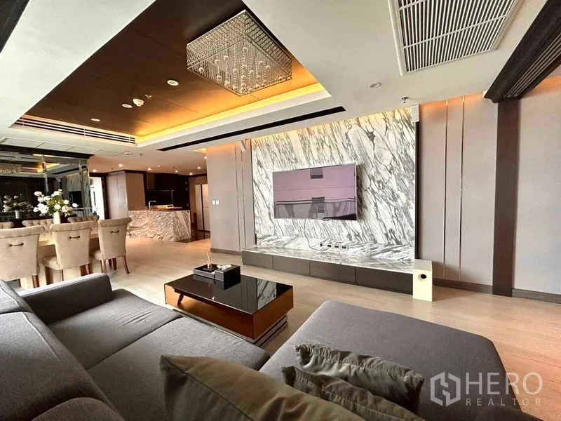 คอนโด ขายในWatthana, Bangkok - ห้องนั่งเล่นหรูพร้อมผนังทีวีหินอ่อน โคมระย้า และพื้นที่รับประทานอาหารต่อเนื่องครัว