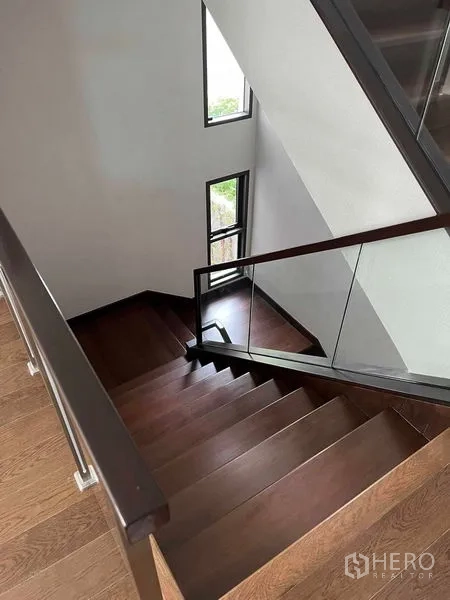 บ้าน ขายในBang Kruai, Nonthaburi - โถงบันไดราวกระจกและหน้าต่างข้างรับแสงธรรมชาติ