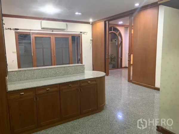 บ้าน ให้เช่าในWatthana, Bangkok - พื้นที่ทานอาหารพร้อมเคาน์เตอร์หินแกรนิตและประตูบานเลื่อนไม้