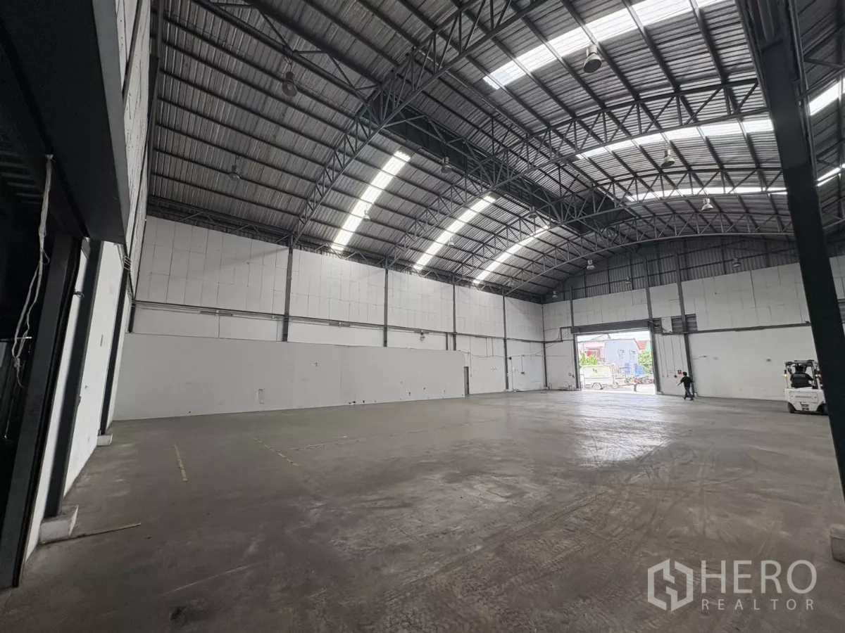 คลังสินค้า ให้เช่าในBang Phli, Samut Prakan - ฮอลล์เก็บสินค้าโปร่งสูง 10 เมตร พร้อมทางรถโฟล์กลิฟท์วิ่งเข้าได้ผ่านประตูบานกว้าง.