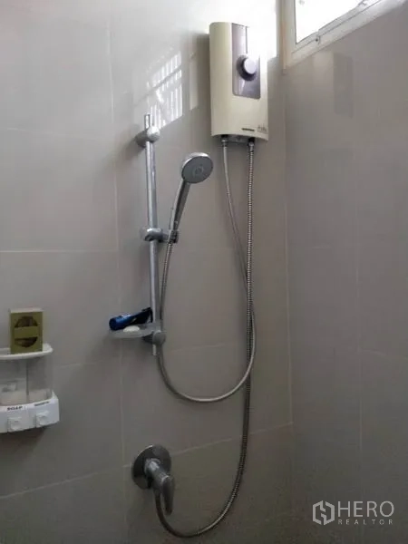 บ้าน ขายในThawi Watthana, Bangkok - เครื่องทำน้ำอุ่นติดผนังและฝักบัวในห้องน้ำปูกระเบื้อง