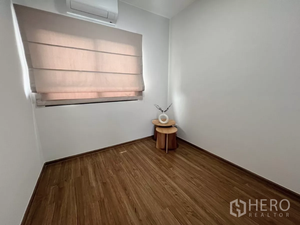 ทาวน์เฮาส์ ให้เช่าในBang Phli, Samut Prakan - ห้องอเนกประสงค์ขนาดเล็ก พื้นไม้และมู่ลี่