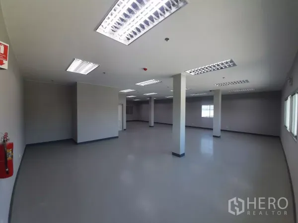 工厂 出租在Bang Lamung, Chon Buri - 宽敞办公空间，设立柱与长排窗，环氧地坪。