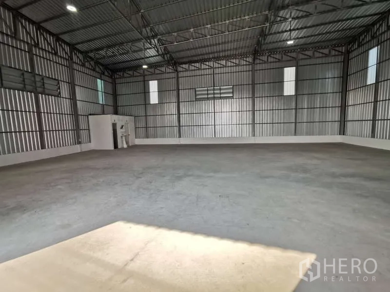 货栈 出租在Prawet, Bangkok - 开阔仓库空间，层高充裕，角落设有卫生间与明亮照明。