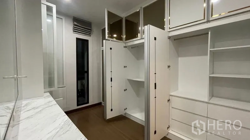 Detached House for rent or sale in Prawet, Bangkok - Walk-in closet with open wardrobes, mirrors and built-in drawers.