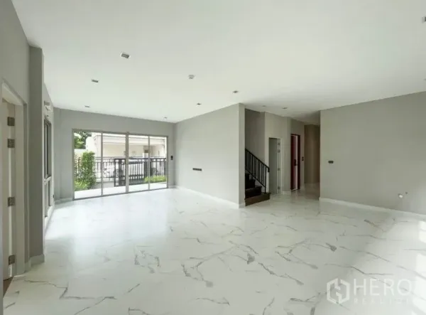 独立式住宅 出租 - 宽敞客厅，白色大理石纹地面，楼梯通往二层。