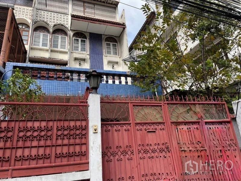 สำนักงานที่บ้าน ให้เช่าในRatchathewi, Bangkok - ระเบียงหน้าบ้านและประตูรั้วของโฮมออฟฟิศมองจากถนน