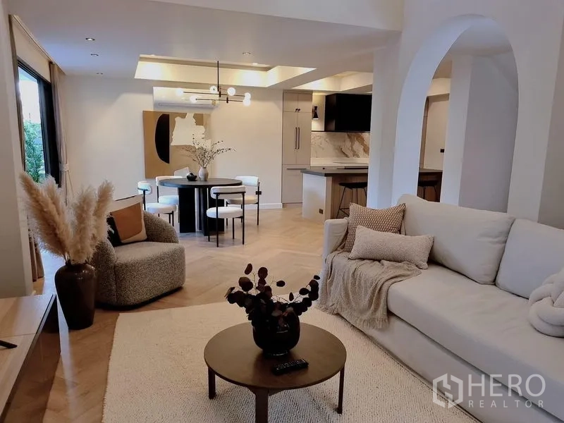 บ้าน ให้เช่าในKhlong Toei, Bangkok - พื้นที่รับแขก-ทานอาหาร-ครัวแบบเปิด มีซุ้มโค้ง ไอส์แลนด์ และหน้าต่างสูงเต็มบาน