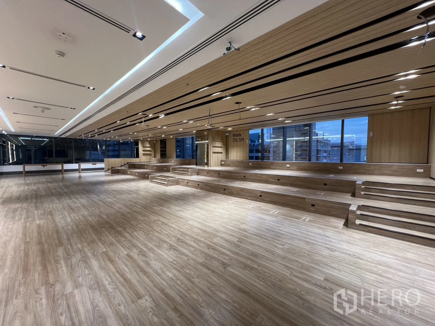 办公空间 出租在Huai Khwang, Bangkok - 阶梯式多功能会客/发布空间，带大面积窗户。