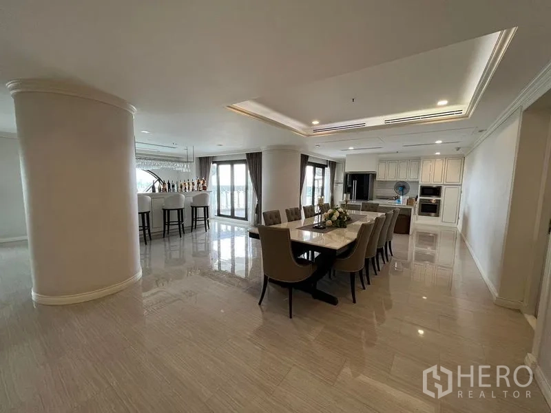 公寓 出售在Bang Rak, Bangkok - 开放式餐厨与吧台空间，多扇阳台门与亮面地板。