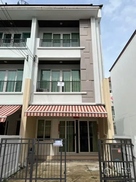 ทาวน์เฮาส์ ให้เช่าในWang Thonglang, Bangkok - ด้านหน้าอาคารทาวน์เฮ้าส์ 3 ชั้น ทันสมัย มีกำแพงรั้วและกันสาดลายทาง