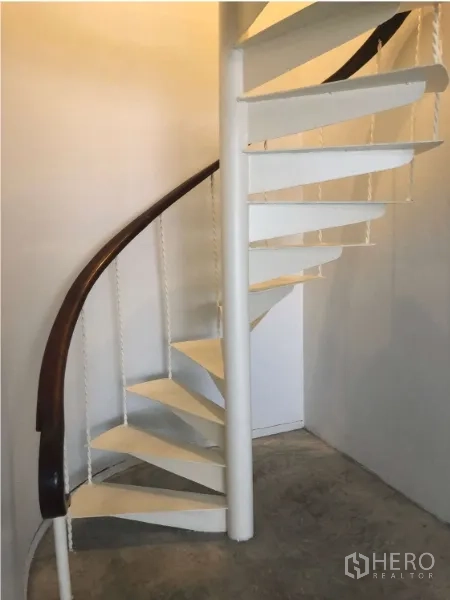 อาคารพาณิชย์ ให้เช่าในWatthana, Bangkok - บันไดเวียนสีขาวราวจับไม้เชื่อมต่อแต่ละชั้น