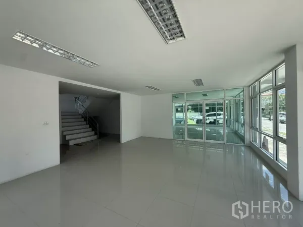 สำนักงาน ให้เช่าในBueng Kum, Bangkok - โถงทางเข้าโปร่งโล่ง กั้นห้องด้วยกระจกและปูพื้นกระเบื้อง