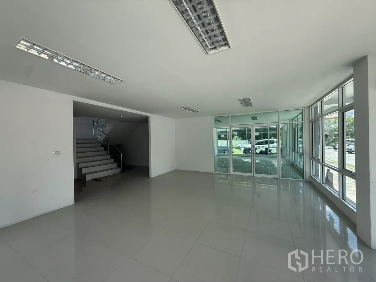 สำนักงาน ให้เช่าในBueng Kum, Bangkok - โถงทางเข้าโปร่งโล่ง กั้นห้องด้วยกระจกและปูพื้นกระเบื้อง