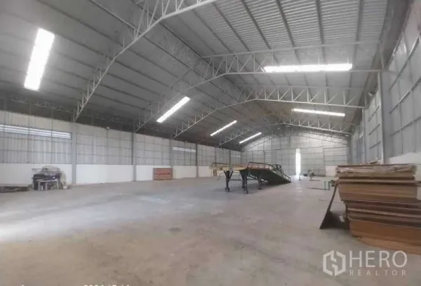 คลังสินค้า ขายในSai Noi, Nonthaburi - ภายในโกดังโปร่ง เพดานสูง โครงถักเหล็ก พร้อมสกายไลต์และพื้นที่โล่ง