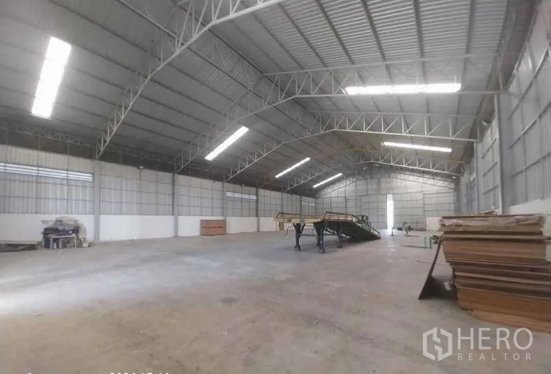 คลังสินค้า ขายในSai Noi, Nonthaburi - ภายในโกดังโปร่ง เพดานสูง โครงถักเหล็ก พร้อมสกายไลต์และพื้นที่โล่ง
