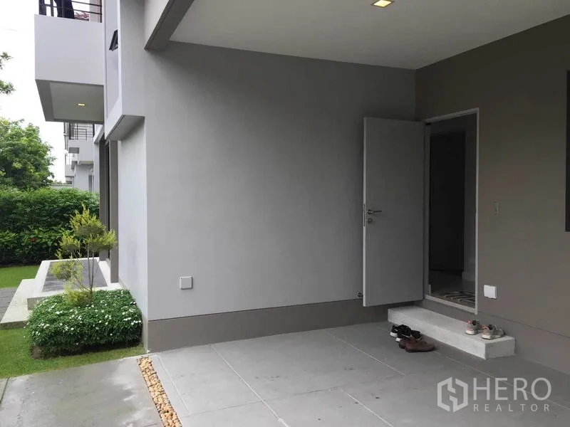 Detached House for sale in Pak Kret, Nonthaburi - Covered carport and side entry with recessed lighting and garden edging