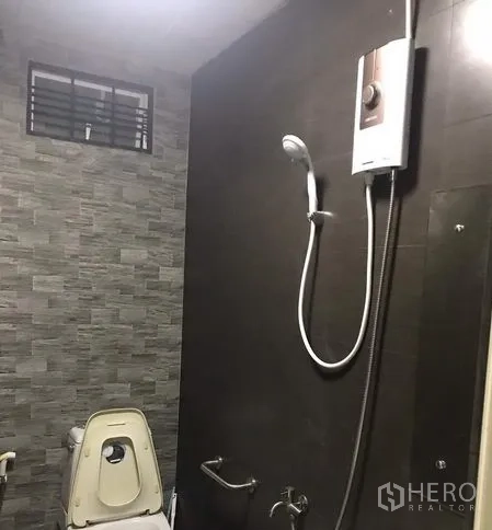 Detached House for rent in Din Daeng, Bangkok - Tiled bathroom with handheld shower, electric water heater and toilet.