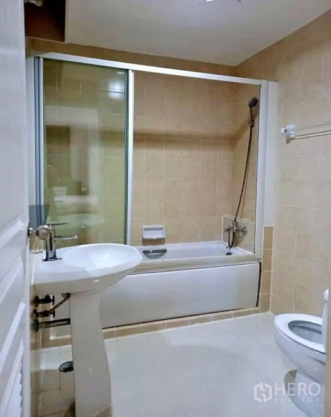 คอนโด ให้เช่าในKhlong Toei, Bangkok - ห้องน้ำพร้อมอ่างอาบน้ำ ฉากกั้นกระจก อ่างล้างหน้า และโถสุขภัณฑ์