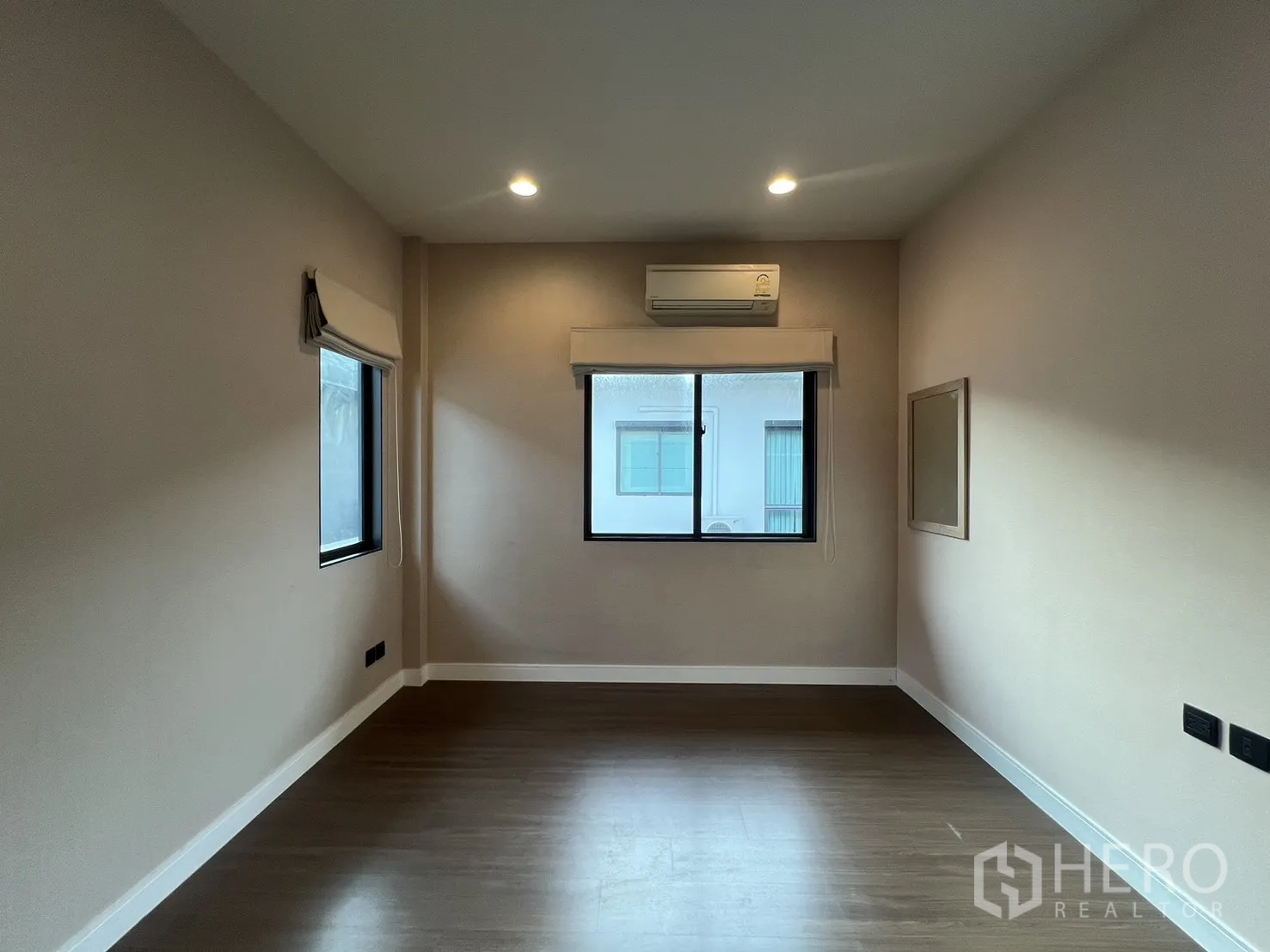 บ้าน ให้เช่าในBang Kapi, Bangkok - ห้องน้ำพร้อมฝักบัวแบบวอล์กอิน โถสุขภัณฑ์ และกระจกบานใหญ่