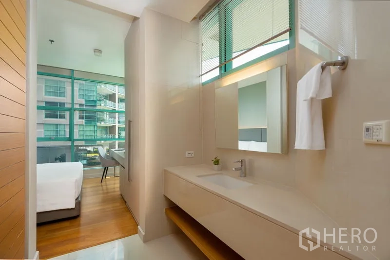 คอนโด ให้เช่าในBang Kho Laem, Bangkok - โซนเคาน์เตอร์อ่างล้างหน้าทันสมัย พร้อมกระจกยาว เชื่อมต่อสู่ห้องนอนที่มีผนังกระจกบานใหญ่