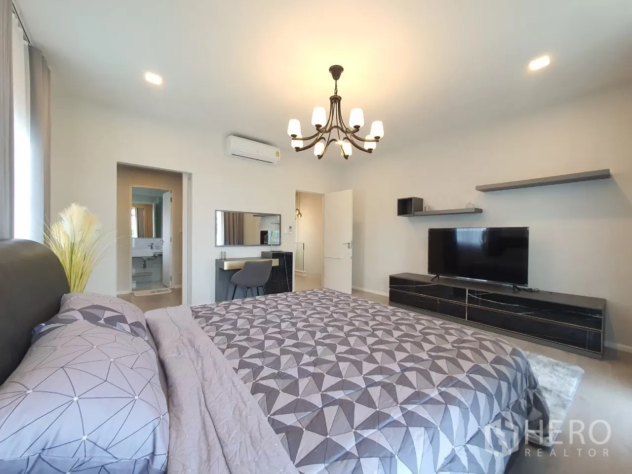 บ้าน ให้เช่าในPrawet, Bangkok - ห้องนอนมาสเตอร์มองไปยังห้องน้ำในตัวและชั้นวางทีวี.