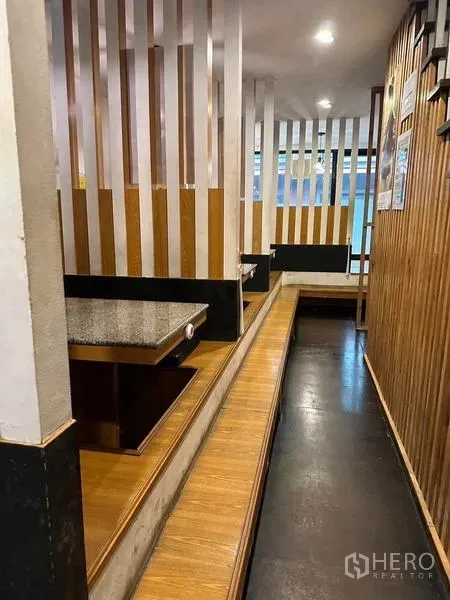 อาคารพาณิชย์ ให้เช่าหรือขายในWatthana, Bangkok - พื้นที่นั่งบูธส่วนตัว กั้นด้วยระแนงไม้และพื้นยกสูงสำหรับรับประทานอาหาร