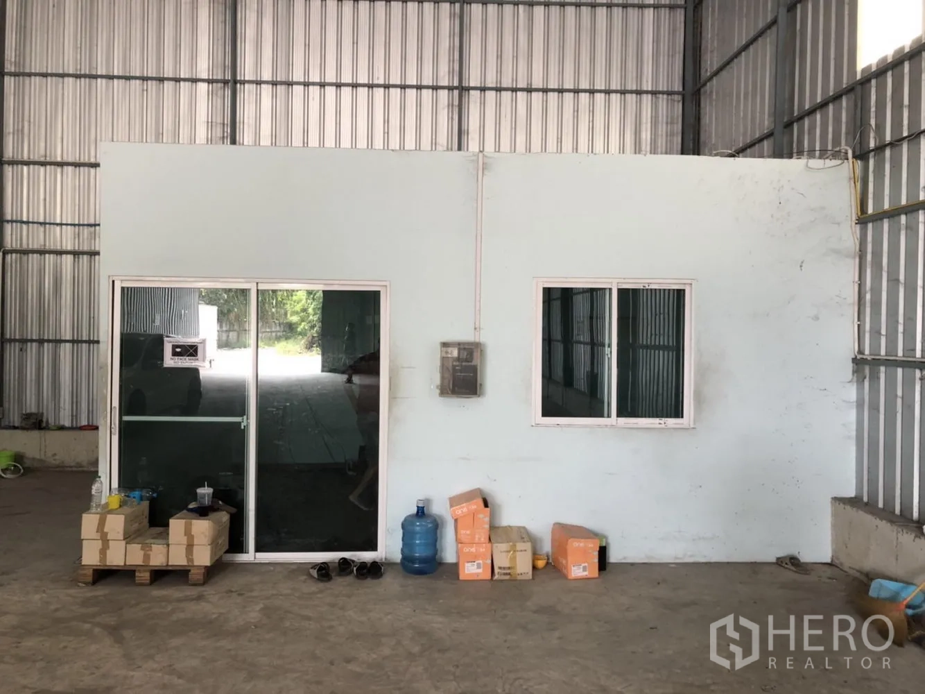 คลังสินค้า ให้เช่าในBang Kruai, Nonthaburi - ห้องสำนักงานภายในโกดัง ประตูกระจกบานเลื่อนและหน้าต่าง